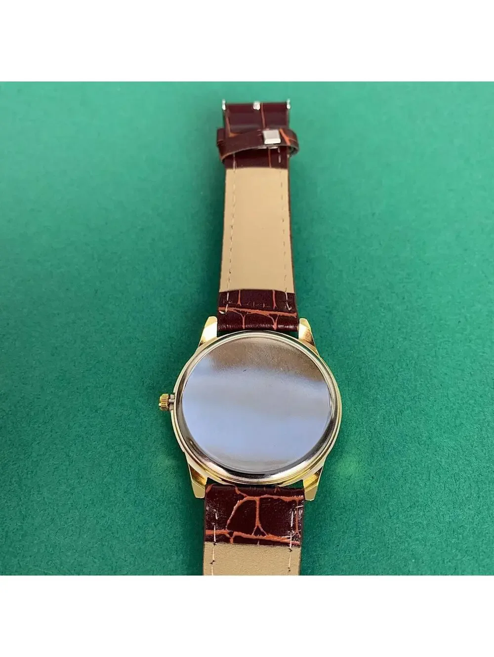 Minimalistic essential vintage style gold and leather style band watch. 9